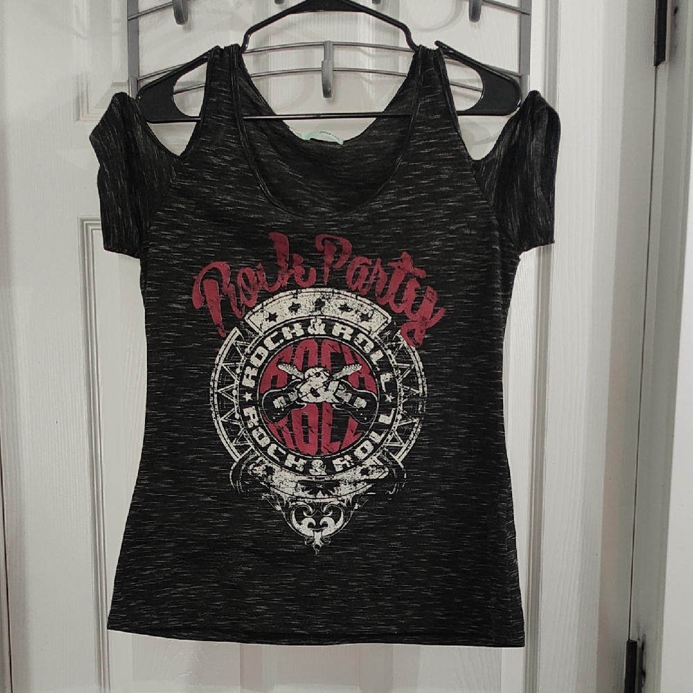 Maurices Gray Cut-Out Graphic Short Sleeve Tee